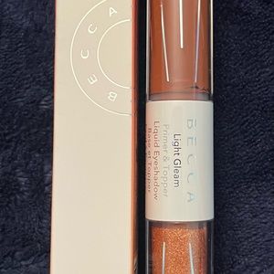 Becca Cosmetics Light Gleam liquid eyeshadow primer & topper in shade Red Star.